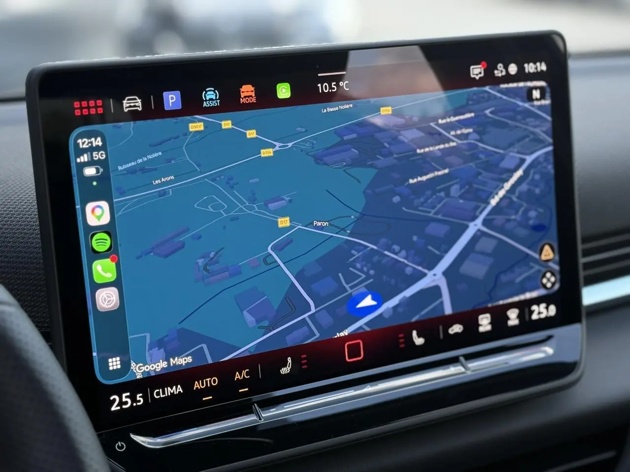 Écran tactile central du Volkswagen T-Roc 2026 affichant la navigation GPS avec interface moderne et commandes climatisation intégrées.