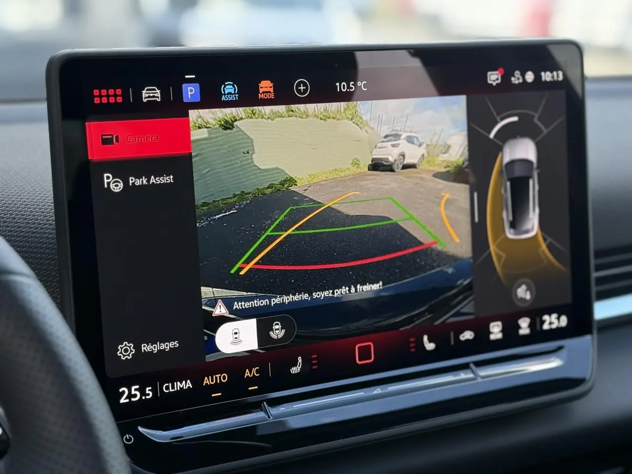Écran tactile intérieur du Volkswagen T-Roc 2026 montrant la caméra de recul et l'assistance au stationnement.