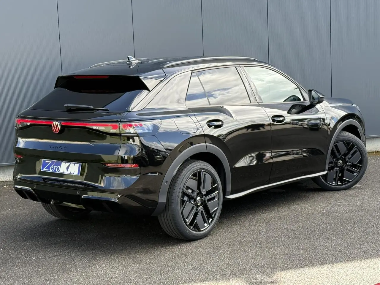 Volkswagen T-Roc 2026 noir ébène en 3/4 arrière droit avec jantes noires sport et hayon électrique