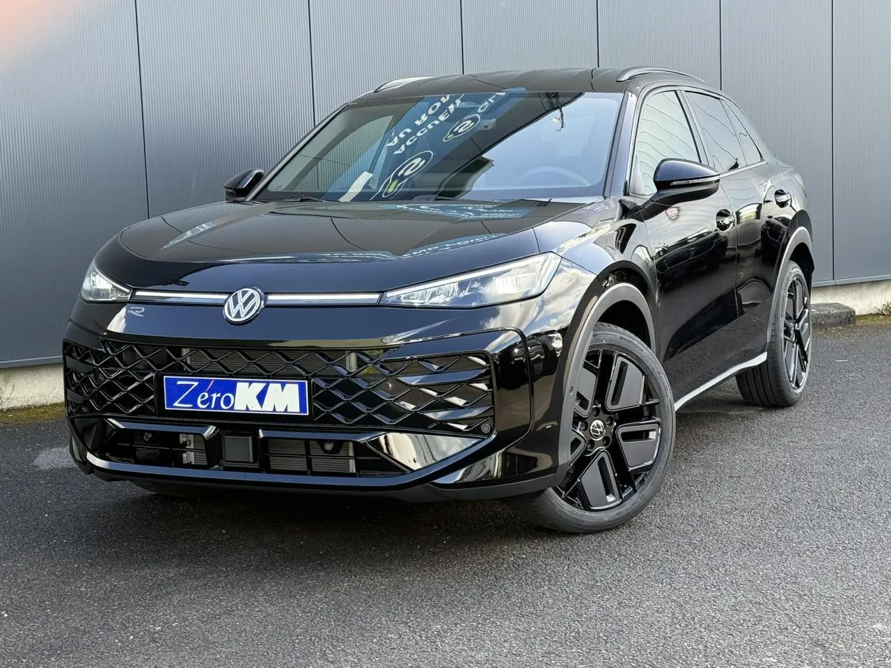 Volkswagen T-Roc noir ébène en 3/4 avant droit avec jantes noires et calandre R-Line distinctive.