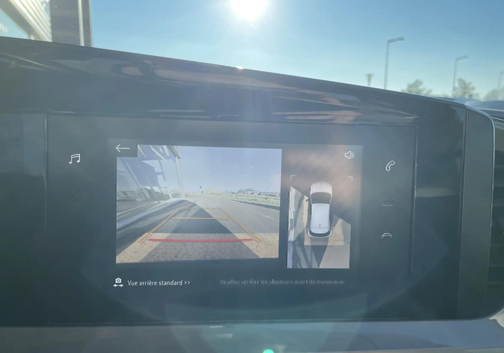 Écran intérieur affichant la caméra de recul et la vue 360° du SUV Opel Mokka bleu Voltak, en lumière naturelle.