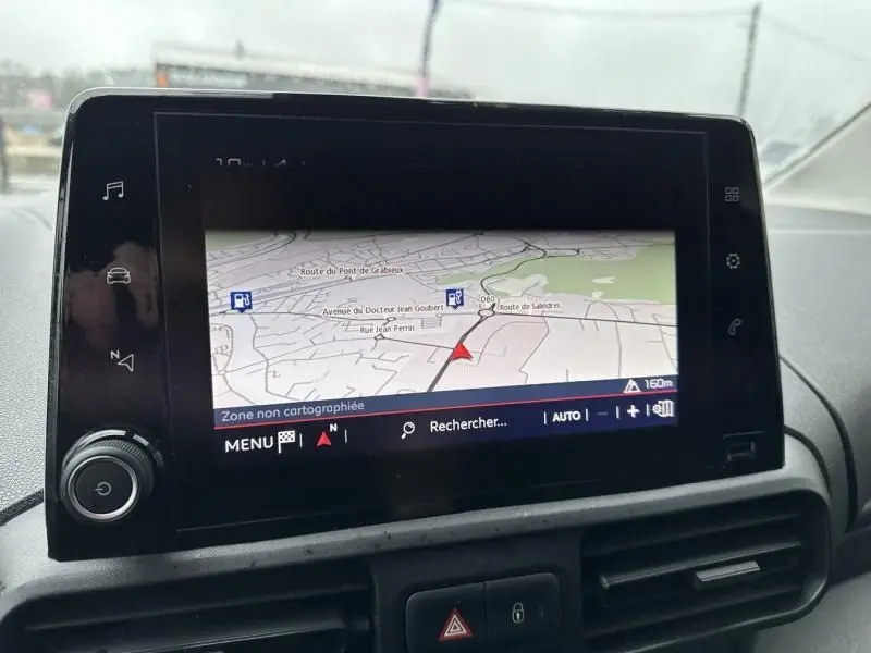 Écran tactile du système de navigation du Citroën Berlingo FGN van gris métal, vue intérieure du tableau de bord.