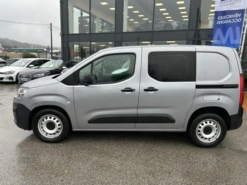 Vue latérale droite d'un Citroën Berlingo van gris métal 2020 avec portes coulissantes et jantes acier simples.