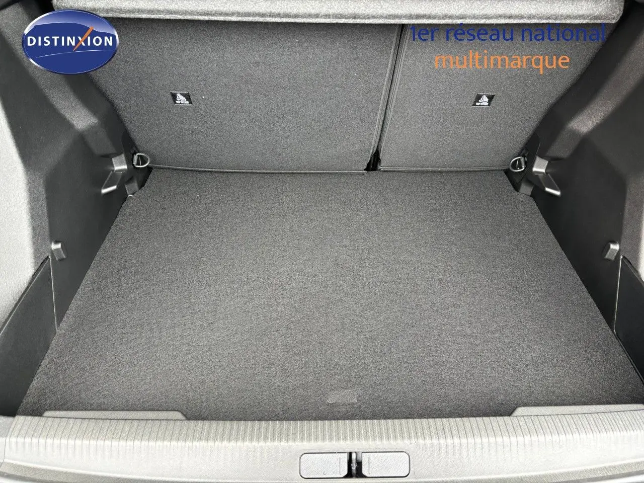 Coffre spacieux et propre du Peugeot 2008 Hybrid 136ch Allure, vue intérieure arrière avec revêtement gris.