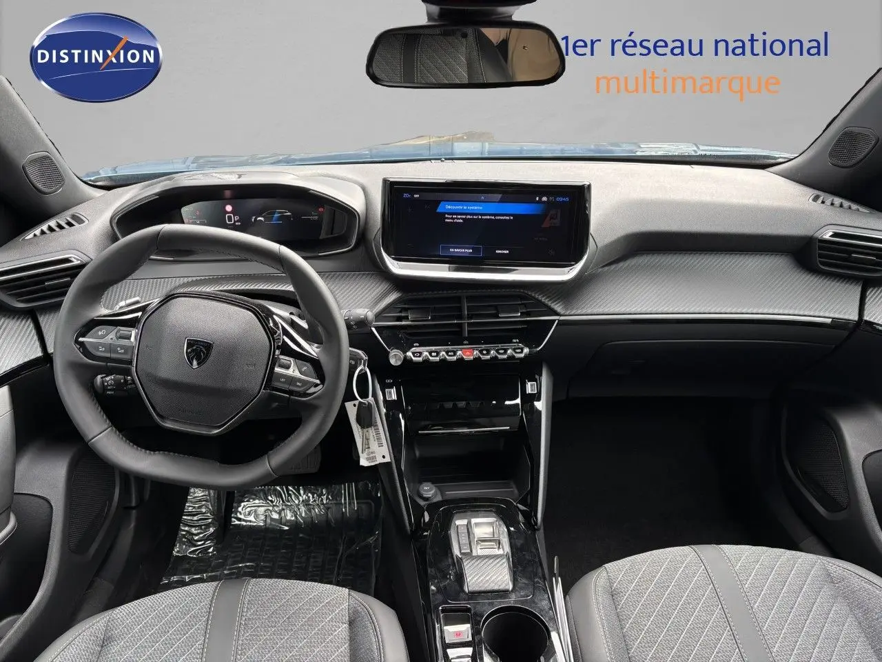 Vue intérieure avant du Peugeot 2008 Hybrid 136ch Allure avec tableau de bord moderne et volant compact noir.
