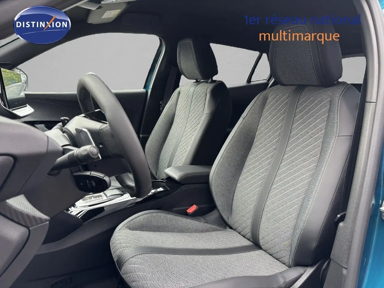 Intérieur avant du Peugeot 2008 Hybrid 136ch Allure 2025 bleu obsession, sièges tissu et cuir noir avec coutures contrastées.