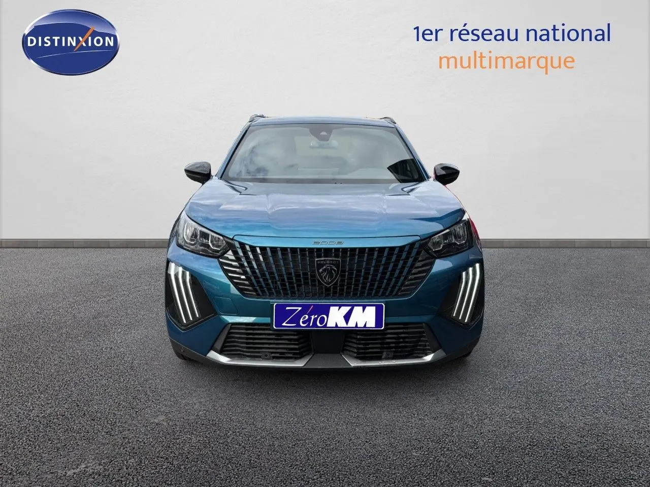 Vue frontale d'un Peugeot 2008 Hybrid 136ch Allure en bleu obsession métal avec phares LED distinctifs allumés.