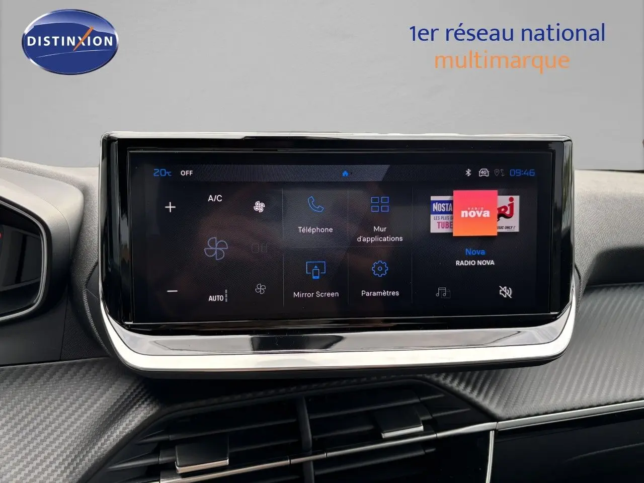 Écran tactile central du tableau de bord du Peugeot 2008 Hybrid 136ch, interface multimédia affichée.