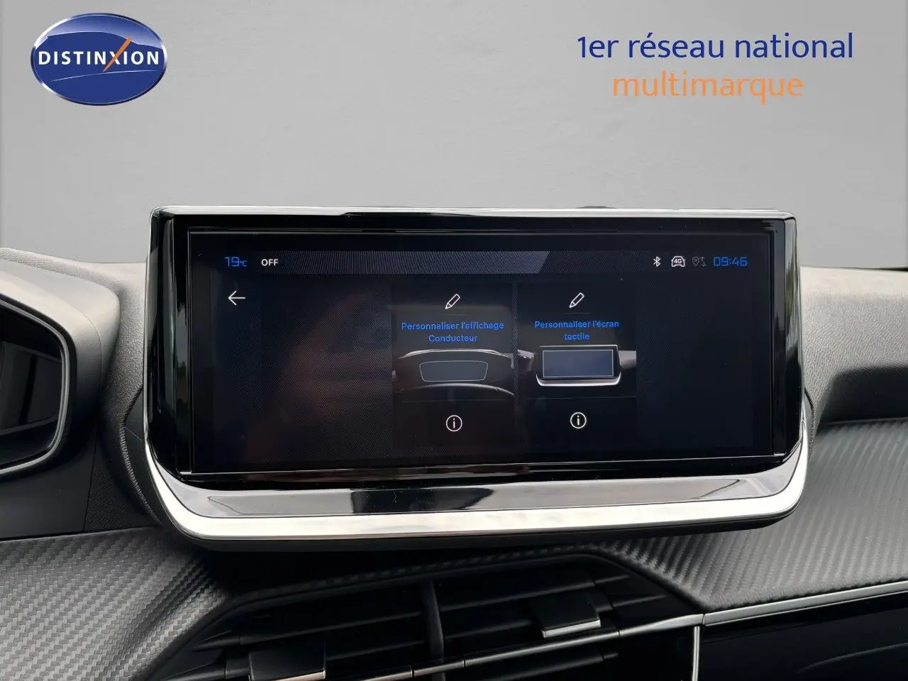 Écran tactile central du tableau de bord du Peugeot 2008 Hybrid 136ch Allure, finition moderne et design épuré.