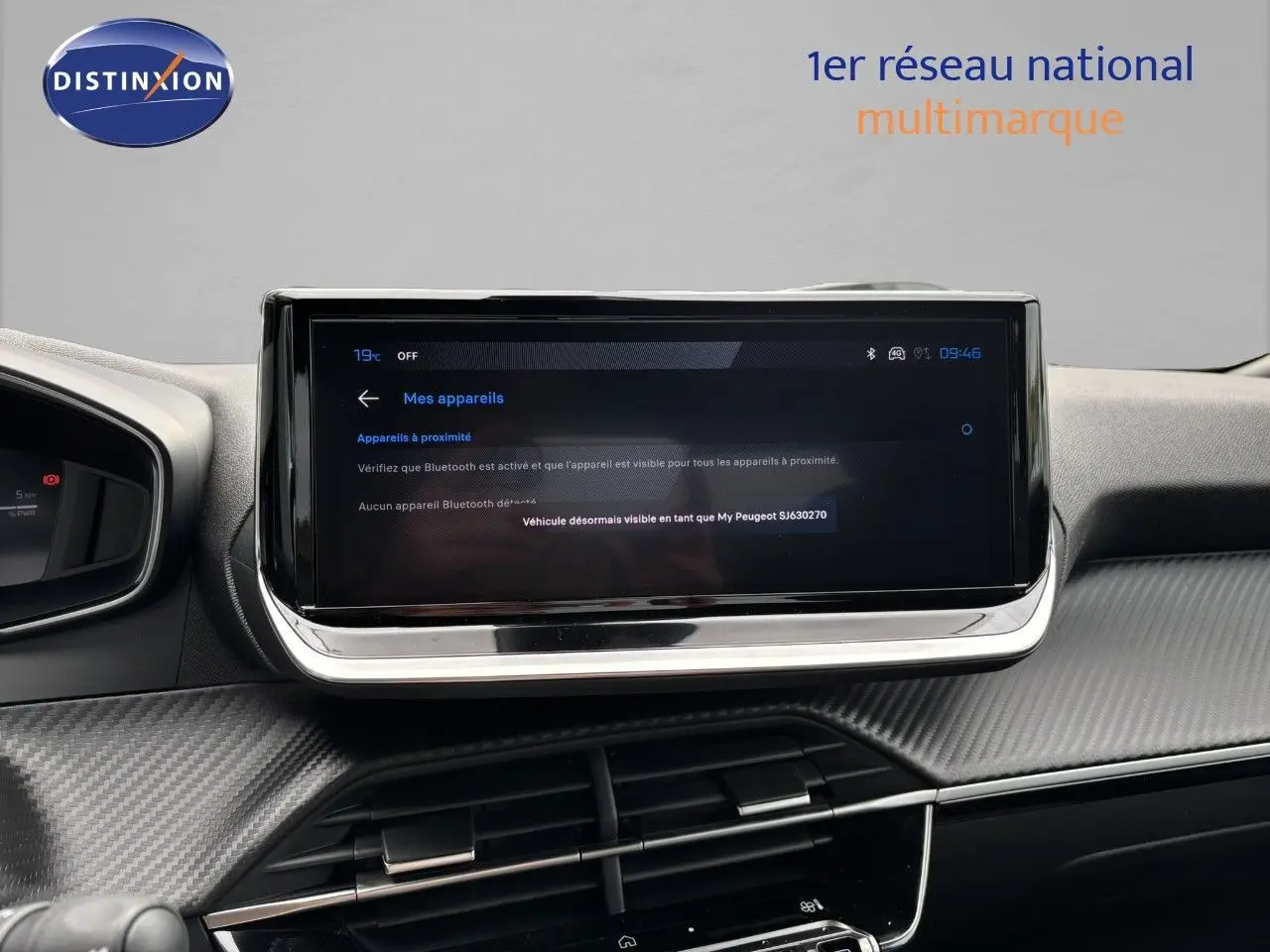 Écran tactile central du tableau de bord du Peugeot 2008 Hybrid 136ch Allure, ambiance intérieure moderne et épurée.