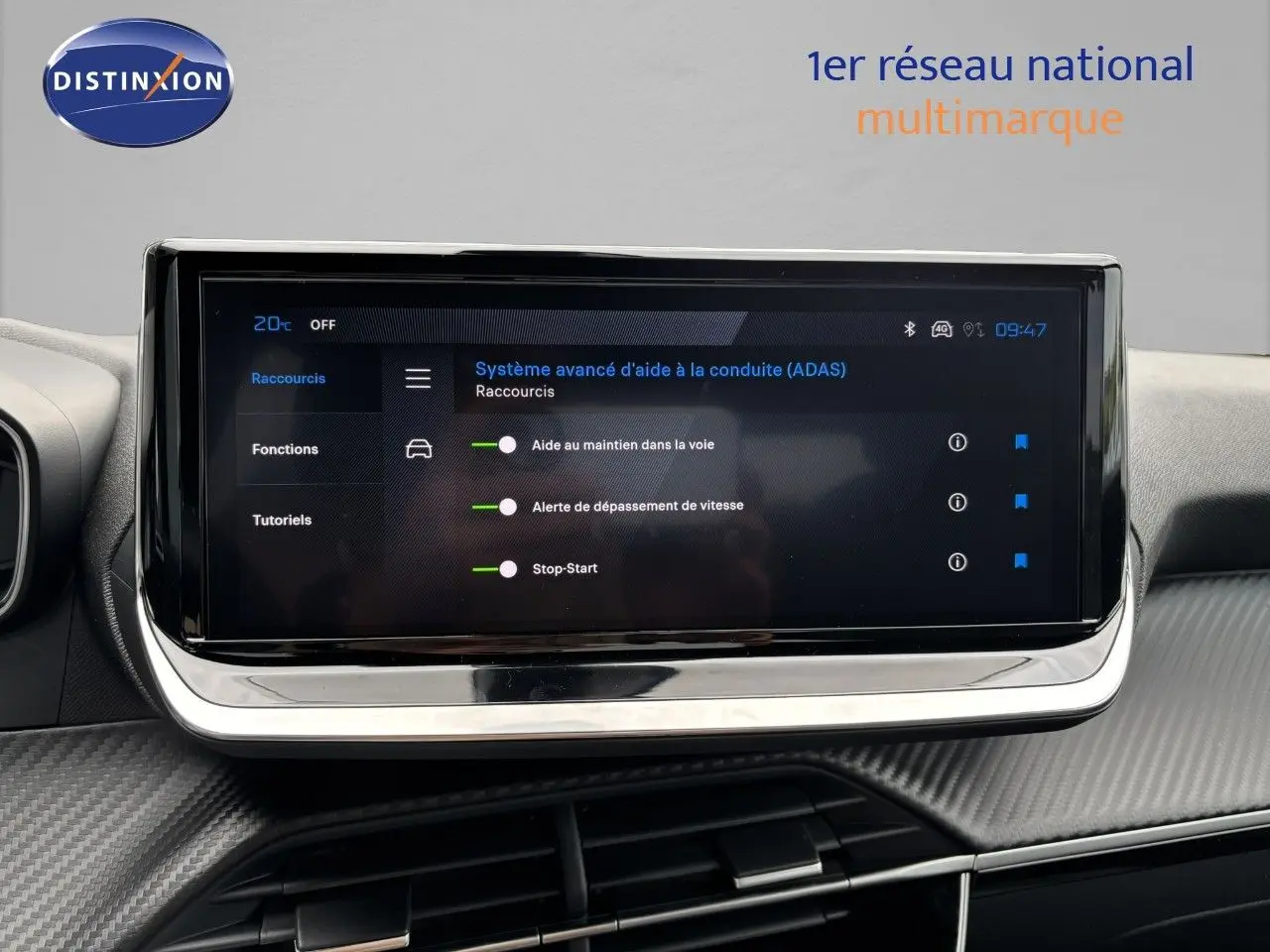 Écran tactile central du Peugeot 2008 Hybrid 136ch Allure 2025 affichant les aides à la conduite.