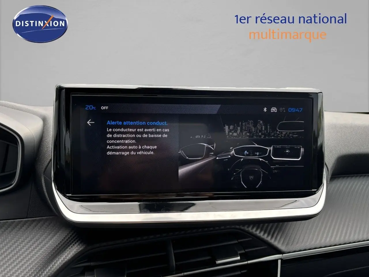 Écran tactile central affichant une alerte de conduite dans l'habitacle du Peugeot 2008 hybride 2025.