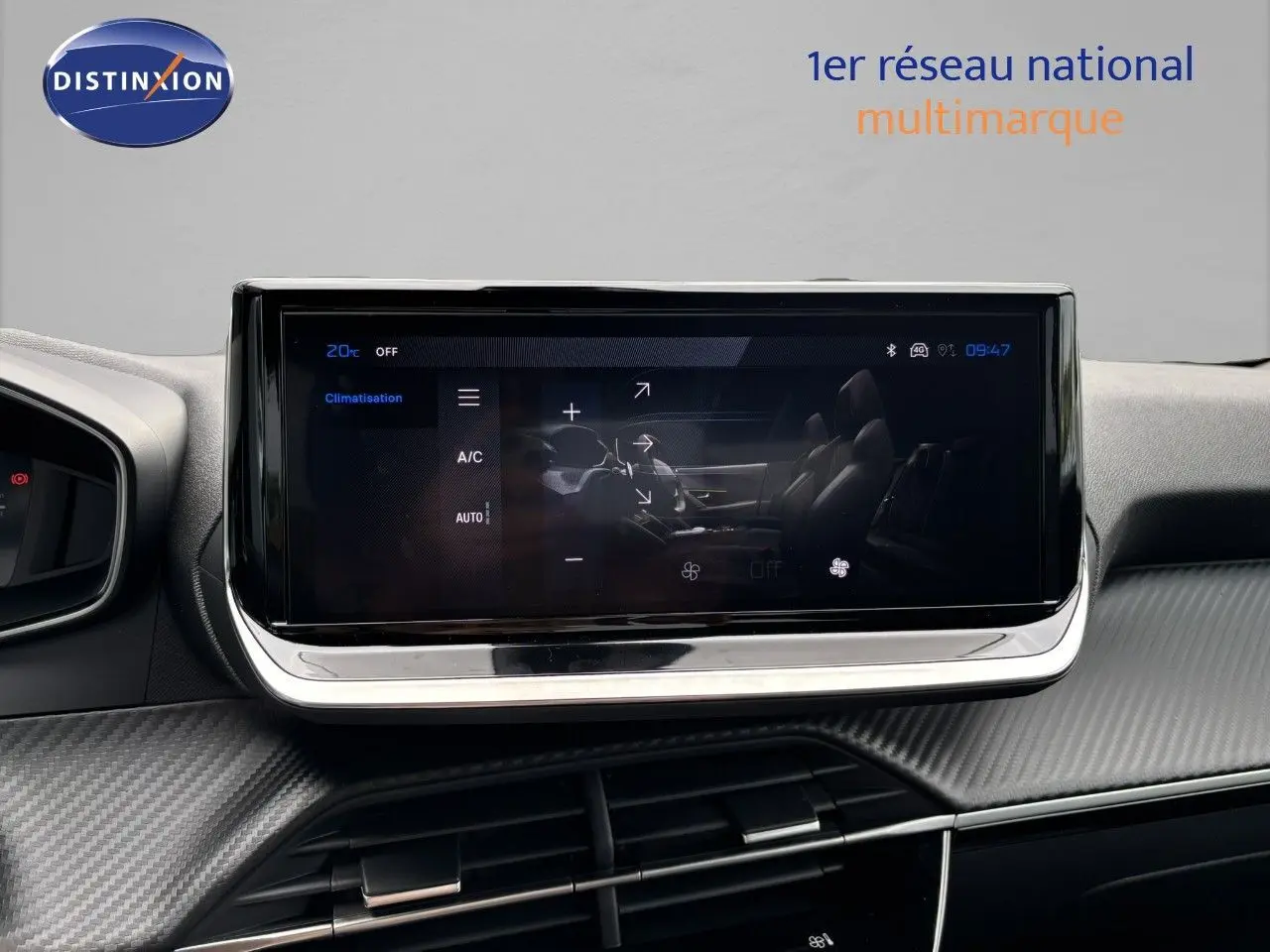 Écran tactile central du tableau de bord du Peugeot 2008 Hybrid 136ch Allure avec finition carbone et ambiance moderne.