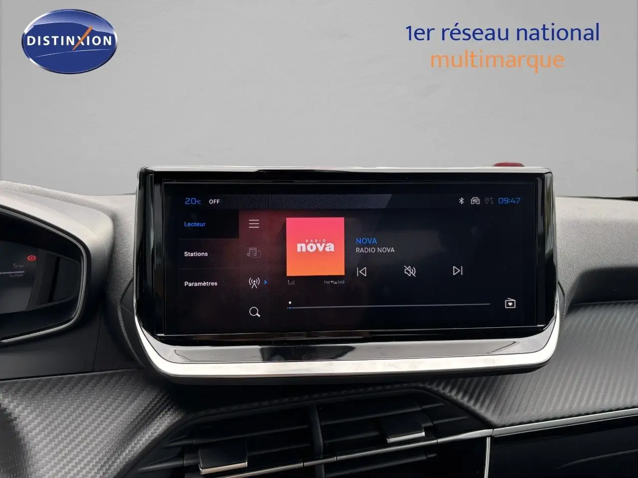 Écran tactile central allumé du tableau de bord du Peugeot 2008 Hybrid 136ch Allure, ambiance intérieure moderne.