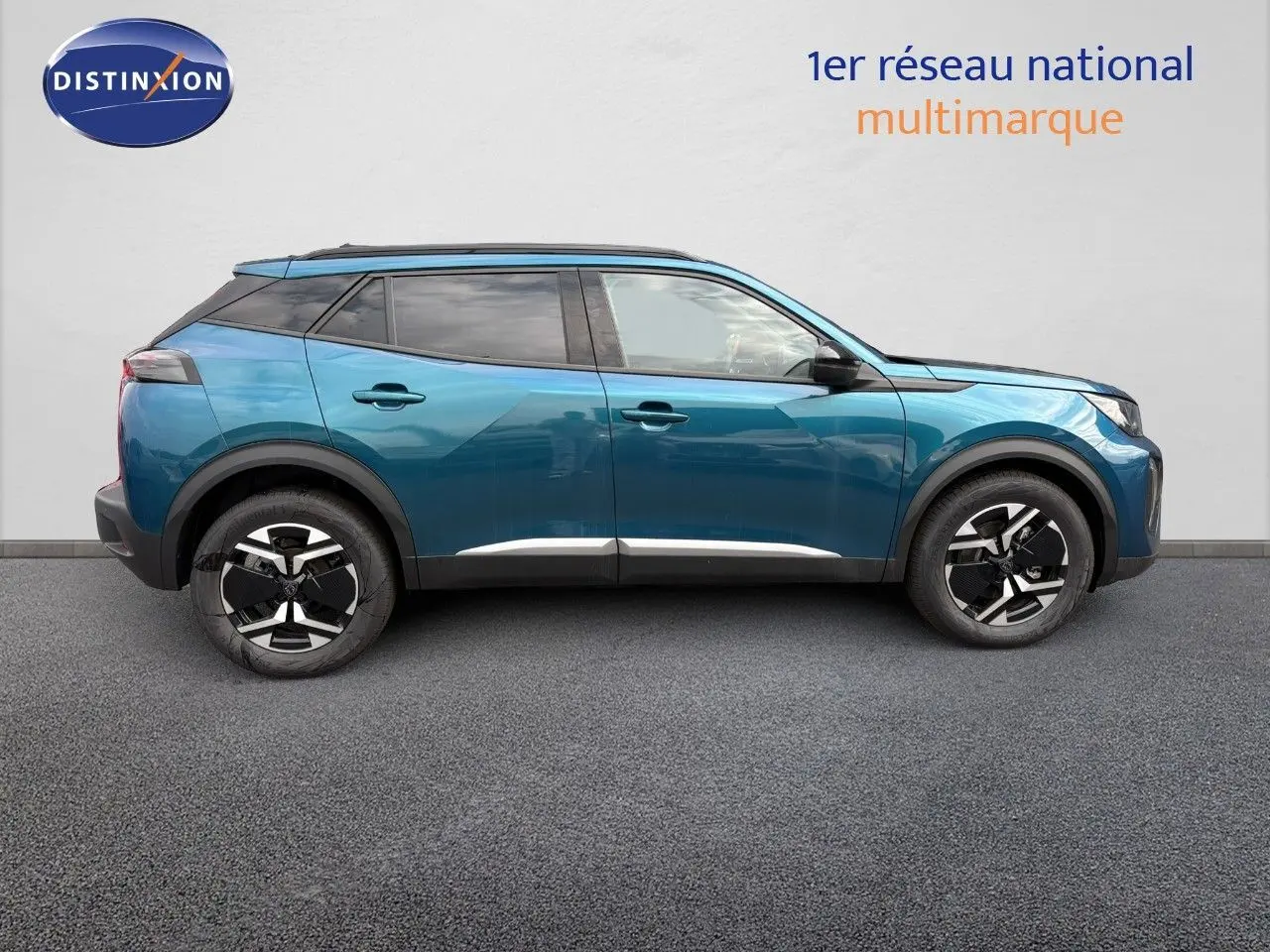 Profil droit du Peugeot 2008 Hybrid 136ch Allure en bleu obsession métal avec jantes noires et toit noir.