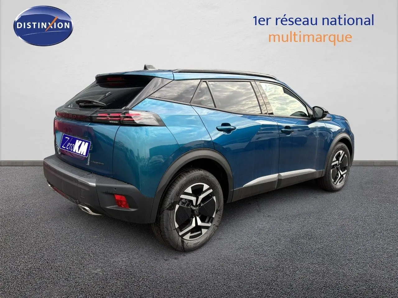 Peugeot 2008 Hybrid bleu obsession métal en 3/4 arrière droit, avec jantes noires et toit noir contrasté.