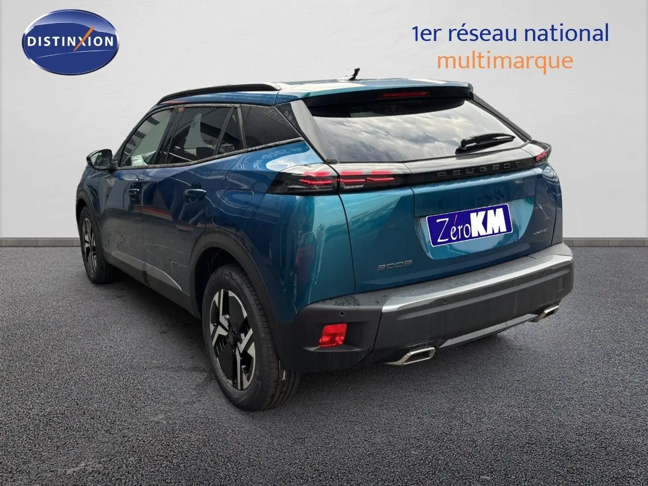 Vue 3/4 arrière droite d'un Peugeot 2008 Hybrid bleu obsession métal avec feux LED et jantes bi-ton.