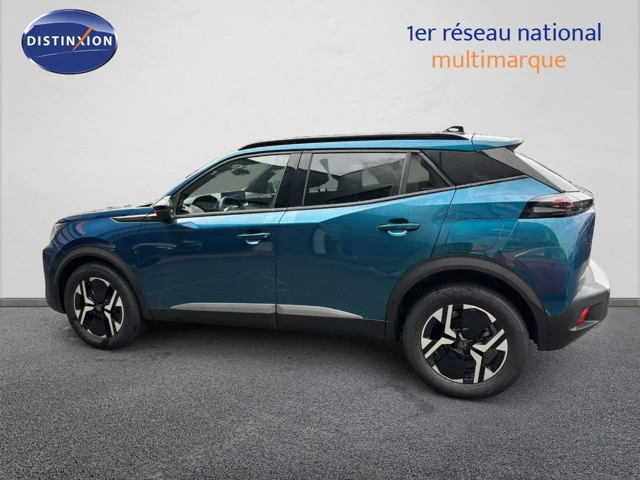 Peugeot 2008 Hybrid 136ch en bleu obsession métal, vue profil côté gauche sur fond neutre intérieur showroom.