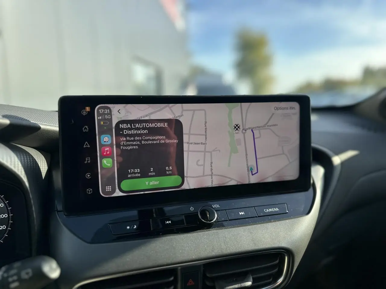 Écran tactile central affichant la navigation GPS dans l'habitacle d'une Nissan Juke 2025.