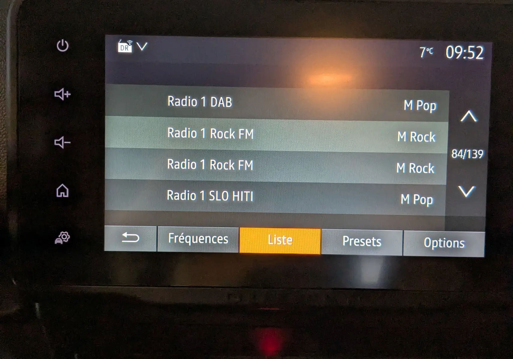 Écran tactile central du Dacia Duster 2023 affichant la liste des radios DAB avec options de menu en bas.