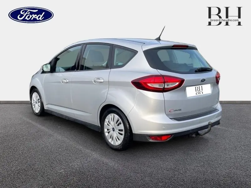 Vue 3/4 arrière droite d'une Ford C-MAX gris lunaire avec attelage et feux arrière distinctifs.