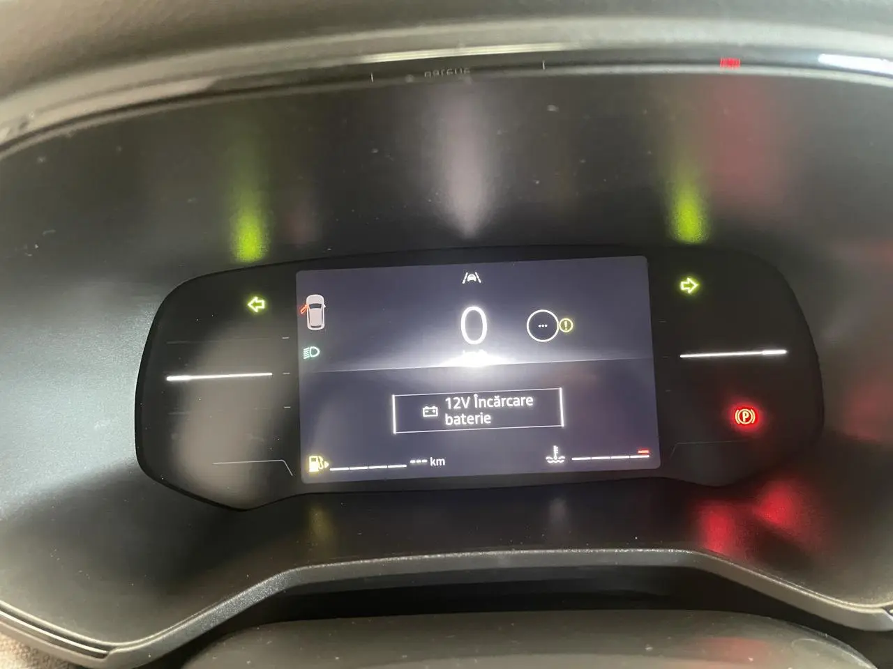 Affichage numérique du tableau de bord Renault Clio 2025 avec indication 12V batterie et voyants allumés.