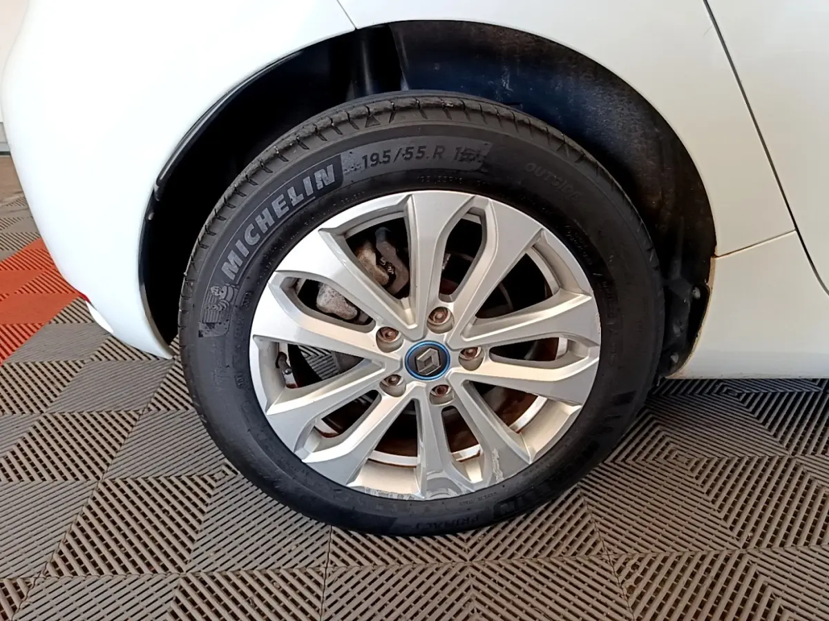 Gros plan sur la roue avant gauche blanche d'une Renault ZOE 2019 avec jante alliage et pneu Michelin.