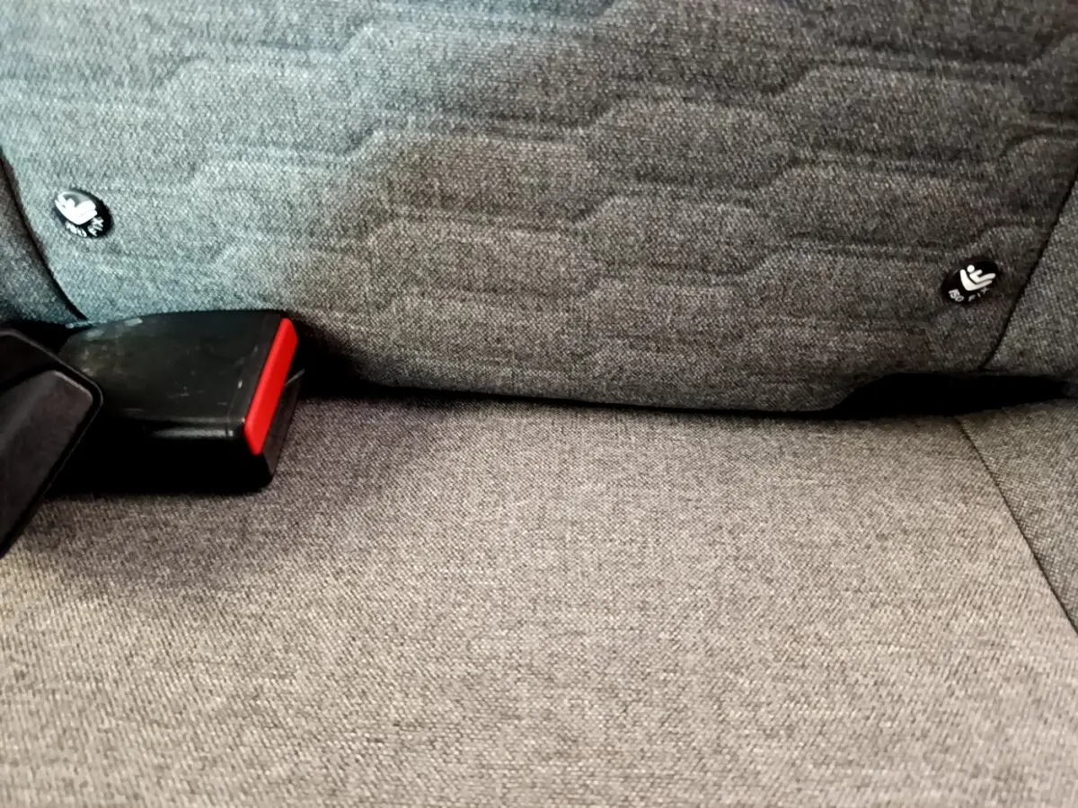 Gros plan sur la banquette arrière grise de la Renault ZOE Zen R110 avec attaches Isofix et ceinture de sécurité rouge.