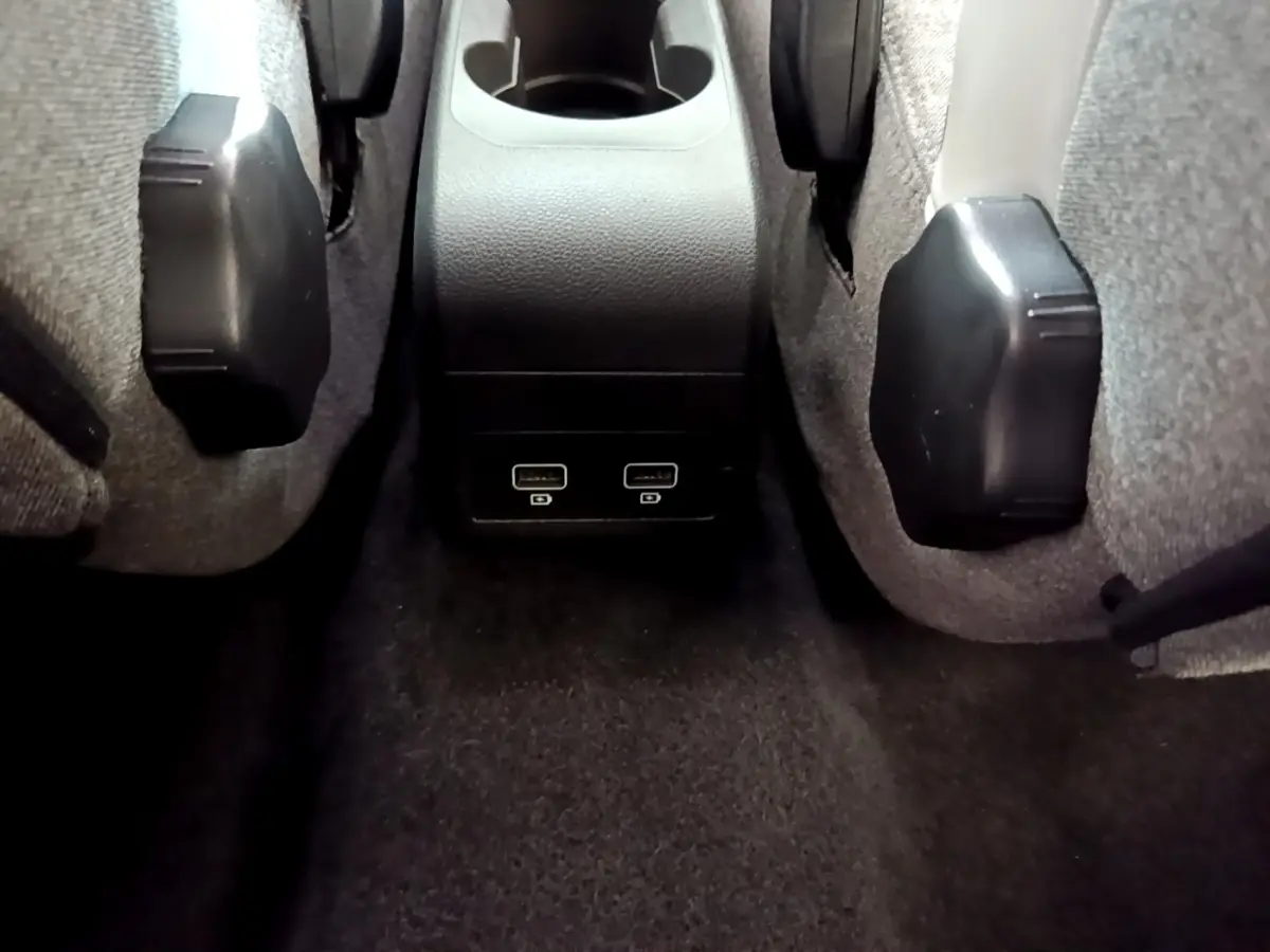 Vue rapprochée des ports USB arrière entre les sièges tissu gris de la Renault ZOE Zen R110 blanche de 2019.