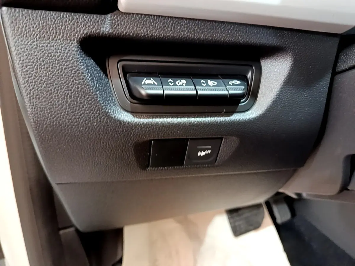 Gros plan sur les commandes du tableau de bord côté conducteur de la Renault ZOE blanche, version Zen R110.