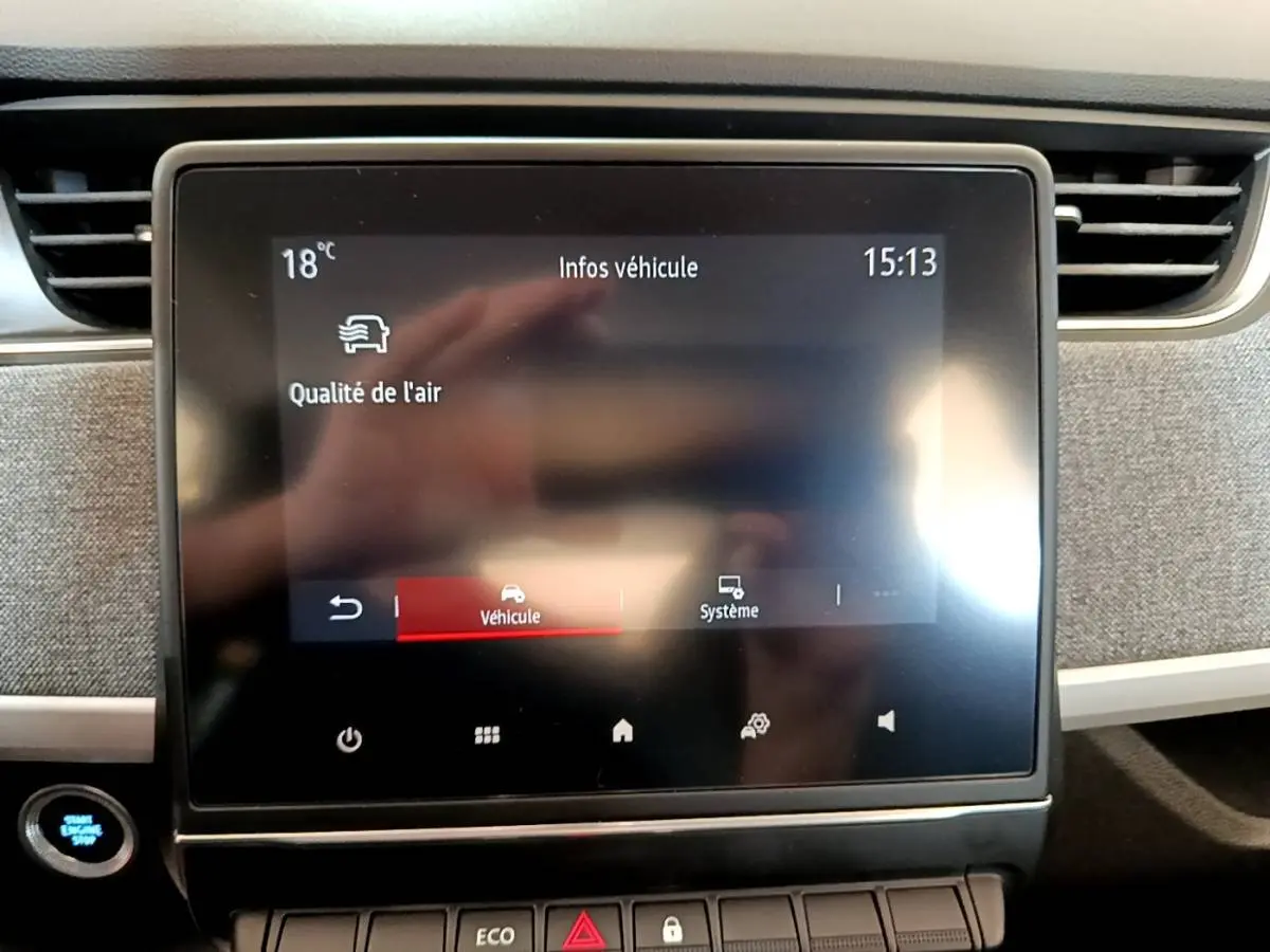 Écran tactile central de la Renault ZOE blanche 2019 affichant les infos véhicule et la qualité de l'air.