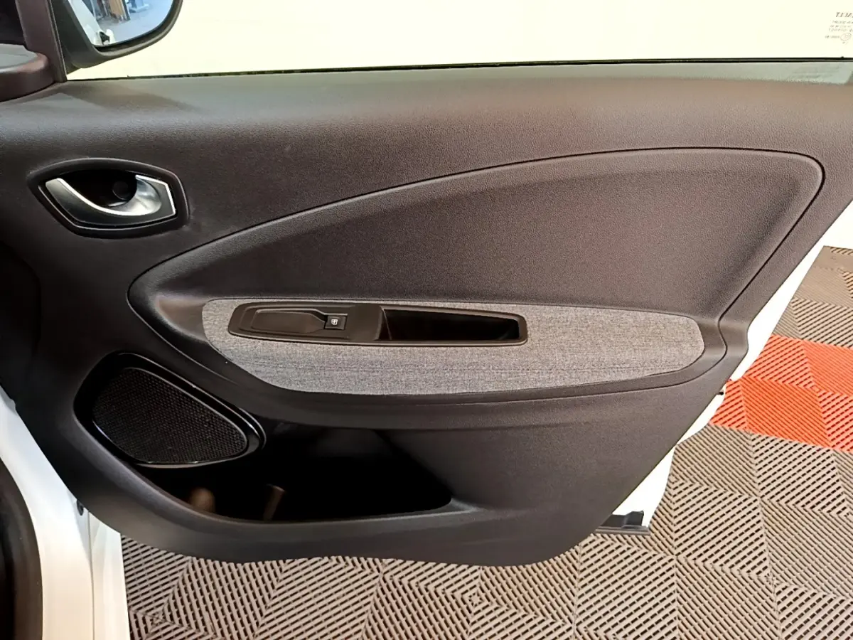 Vue intérieure de la porte avant gauche noire et grise de la Renault ZOE blanche 2019 version Zen R110 Achat Intégral.