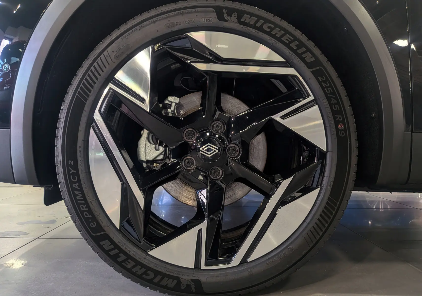 Gros plan sur la jante bicolore noire et argentée du Renault SYMBIOZ E-Tech full hybrid 160 ch Iconic noir étoilé.