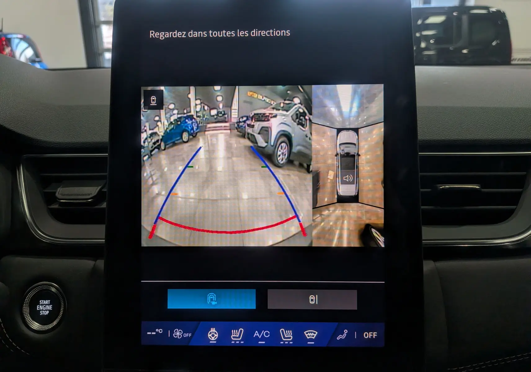 Écran central du Renault Symbioz E-Tech 2026 montrant la caméra de recul et la vue à 360°, intérieur noir étoilé.