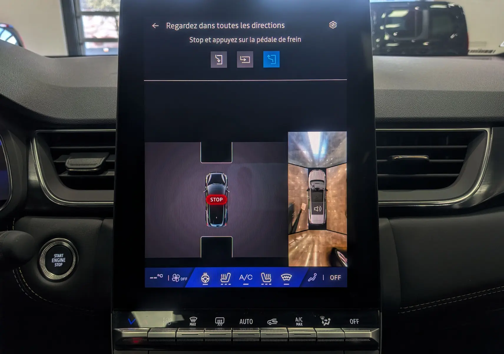 Écran central tactile du Renault Symbioz noir étoilé 2026 montrant la caméra 360° et les commandes climatisation.