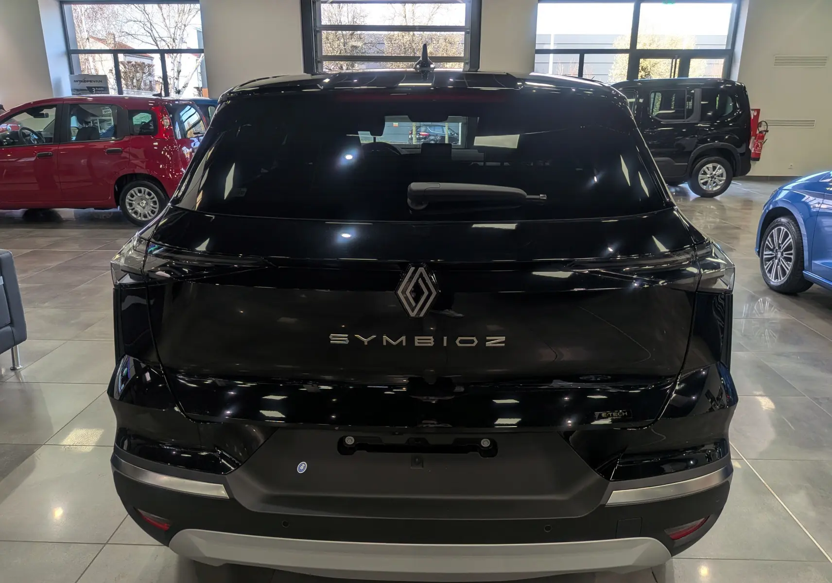 Vue arrière du Renault SYMBIOZ noir étoilé 2026 en hybride essence, avec logo et nom bien visibles sur le hayon.