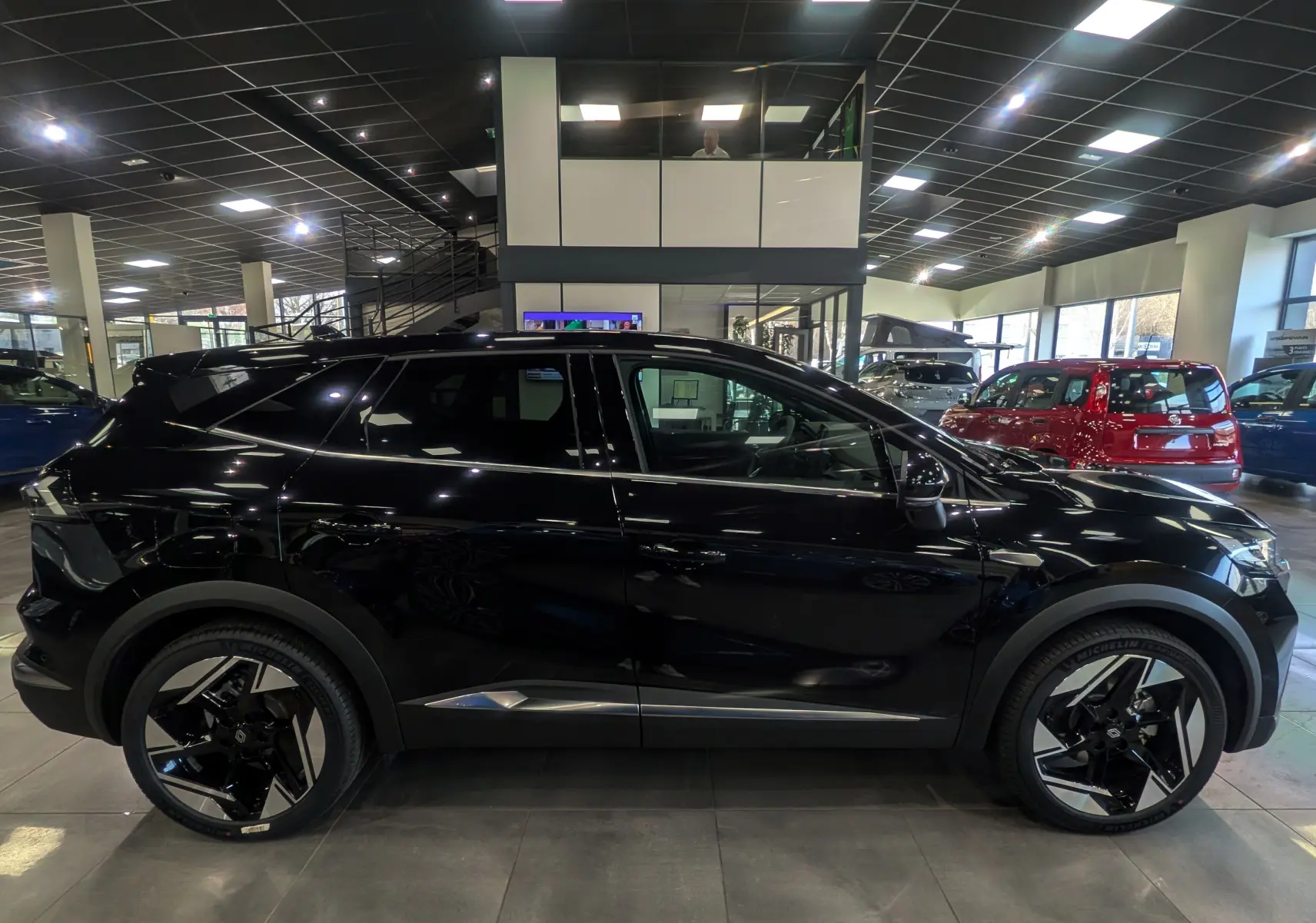 Profil droit du Renault SYMBIOZ E-Tech full hybrid noir étoilé, avec jantes noires et détails chromés en concession.