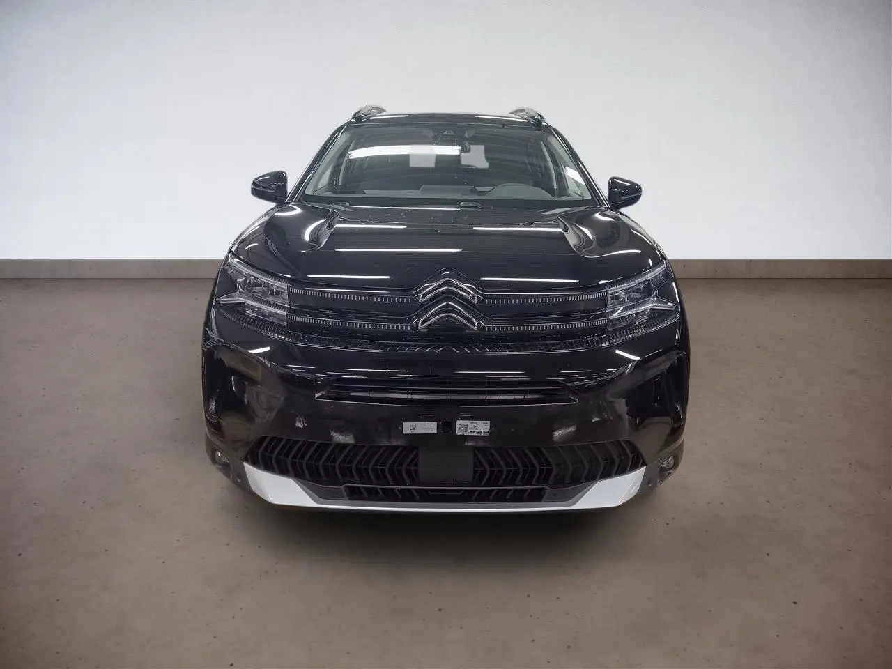 Vue avant d'un Citroën C5 Aircross Hybrid noir Perla avec calandre distinctive et jantes 18 pouces visibles.