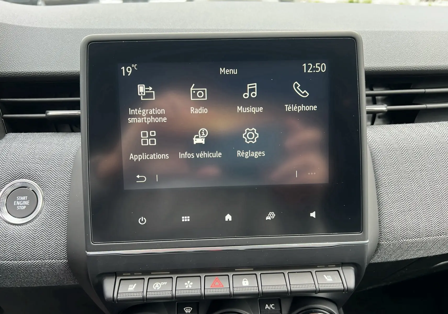 Écran tactile central avec menu multimédia et bouton start/stop dans l’habitacle d’une Renault Clio V TCE 90 Techno 2025.