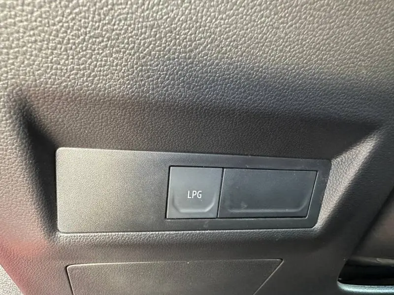 Détail intérieur montrant le bouton LPG sur tableau de bord noir du Renault Captur 1.0 Eco-G 2025.