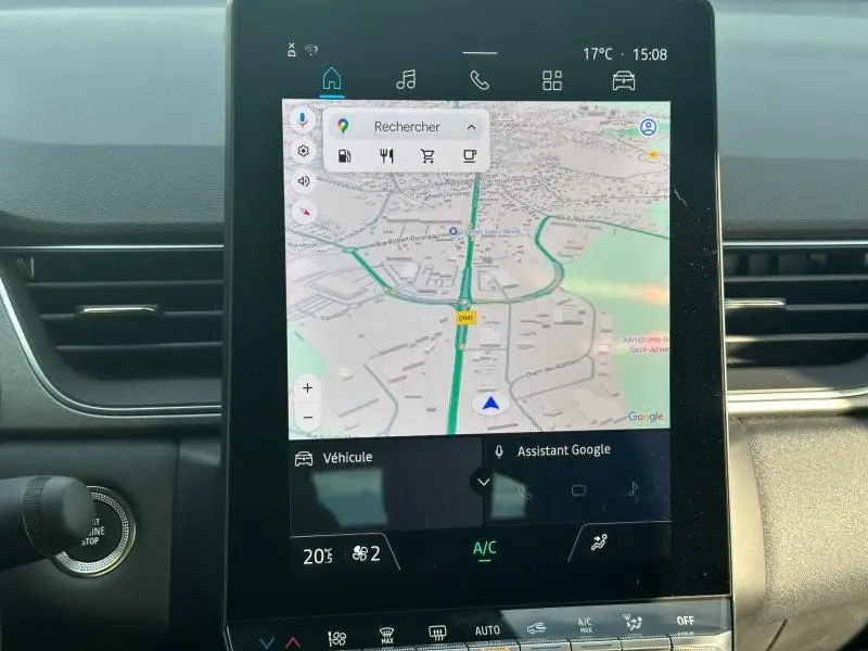 Écran tactile central du tableau de bord du Renault Captur 2025 affichant la navigation GPS en mode Google Maps.