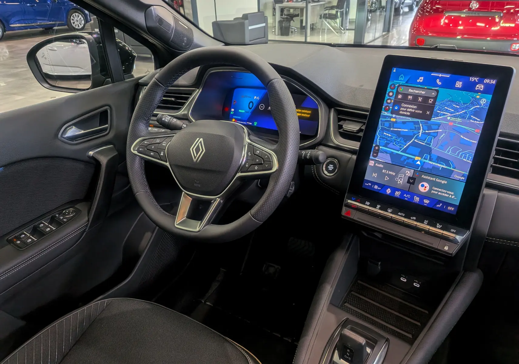 Vue intérieure côté conducteur du Renault SYMBIOZ noir étoilé, avec volant multifonction et grand écran tactile vertical.