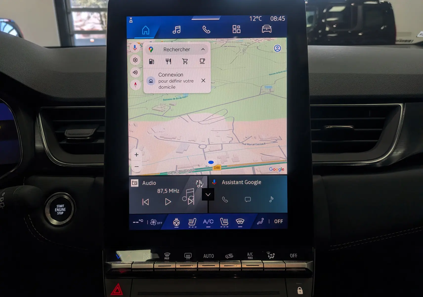 Écran tactile central allumé avec navigation GPS dans l’habitacle noir étoilé du Renault Symbioz E-Tech 2026.
