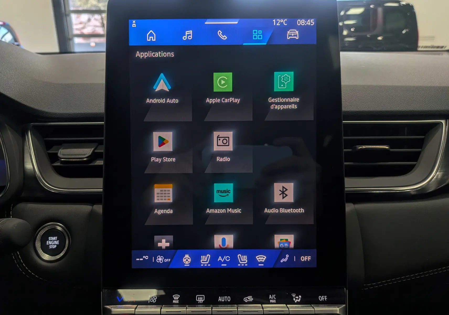 Vue intérieure centrée sur l'écran tactile vertical du tableau de bord du Renault Symbioz noir étoilé, affichant les applications connectées.