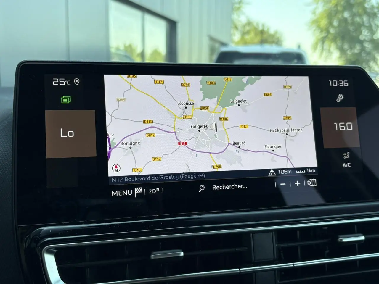 Écran tactile GPS intérieur du Citroën C5 Aircross Hybrid 2025 affichant une carte de navigation en mode jour.