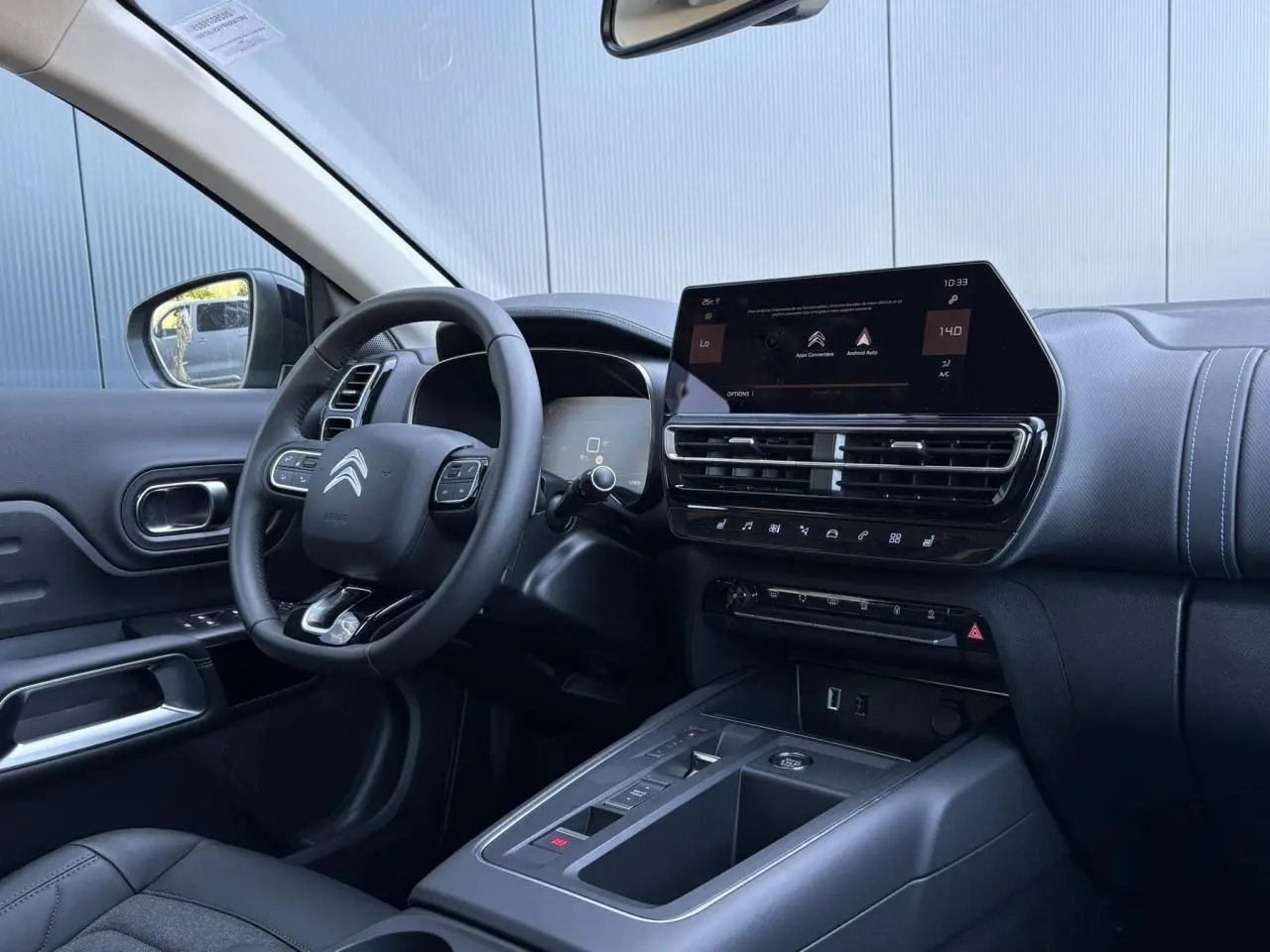 Vue intérieure côté conducteur du Citroën C5 Aircross Hybrid avec tableau de bord numérique et écran tactile central.