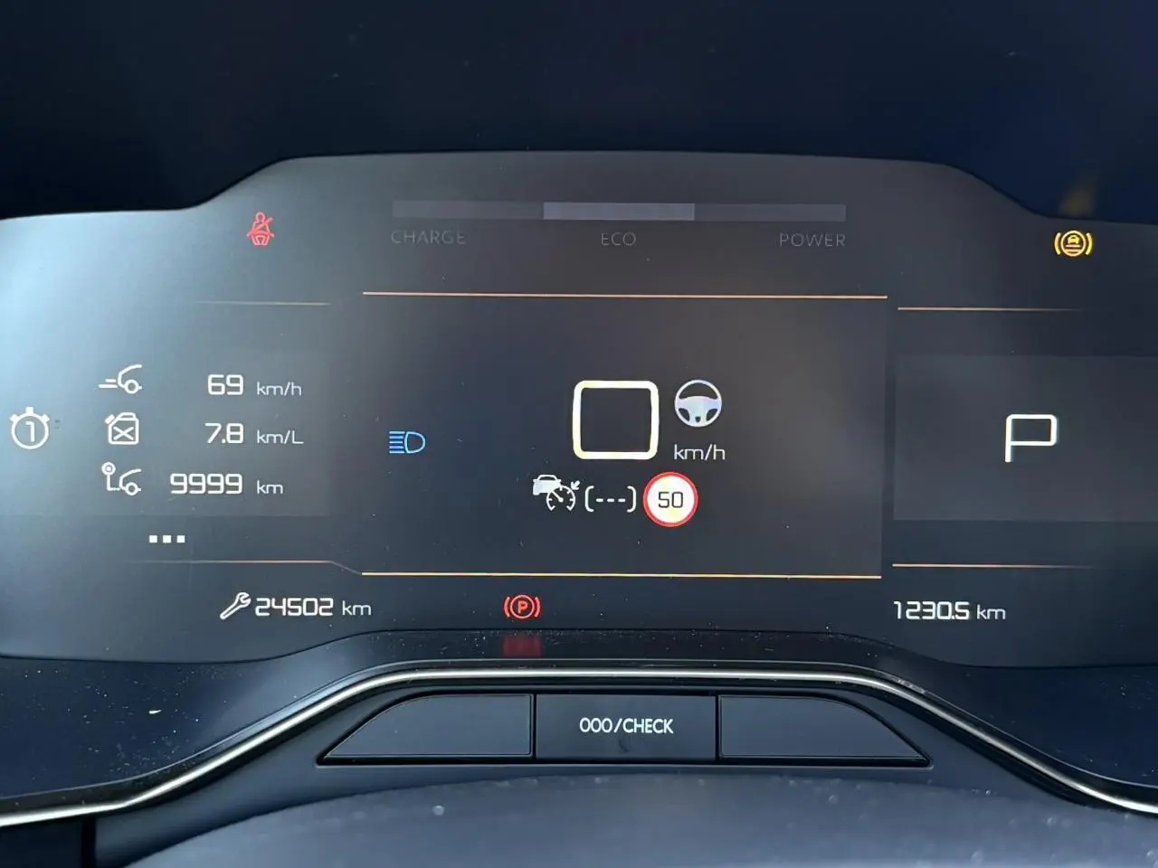 Affichage numérique du combiné de bord du Citroën C5 Aircross Hybrid 2025, avec informations de vitesse et consommation.