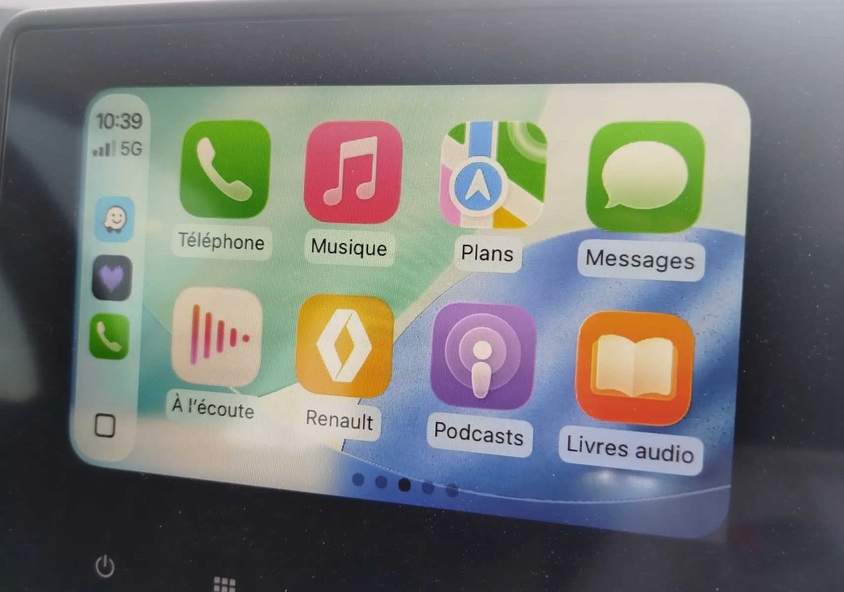 Écran tactile intérieur de Renault Clio Business 2021 montrant l'interface multimédia avec applications connectées.