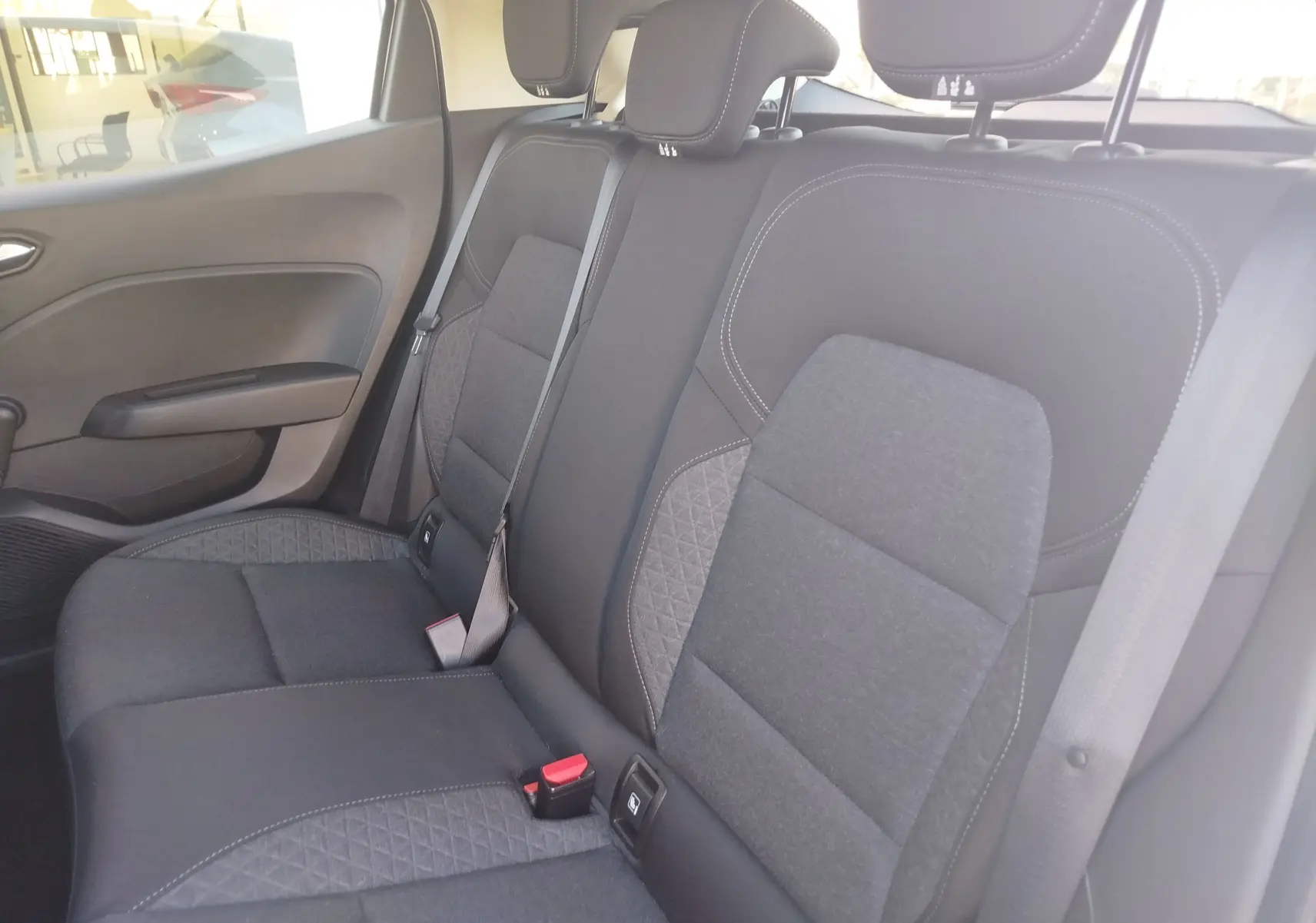 Vue intérieure côté gauche des sièges arrière gris foncé avec surpiqûres de la Renault Clio Business 2021.