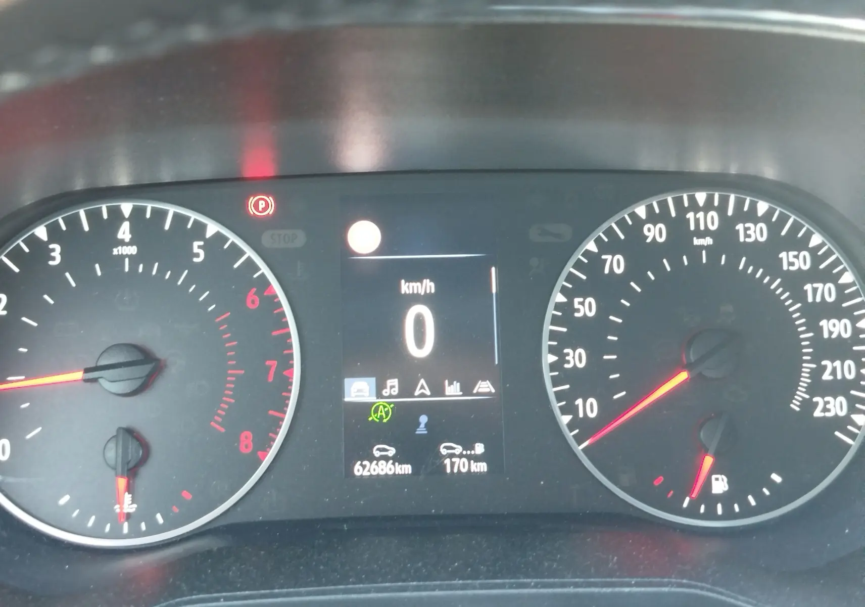 Tableau de bord de Renault Clio Business blanche 2021, affichant 62686 km et vitesse à 0 km/h.